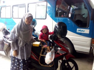 Siti Paryani. bersama dengan Dzaki, anaknya yang berusia 2 tahun. (Fadsupp/Putri/PKPU)