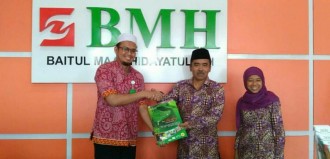 BMH menerima SK operasional dari Kantor Wilayah Kementerian Agama Provinsi Jawa Timur sebagai Lembaga Amil Zakat Nasional Perwakilan tingkat Provinsi, Rabu (24/10/2016) (Andre/BMH)