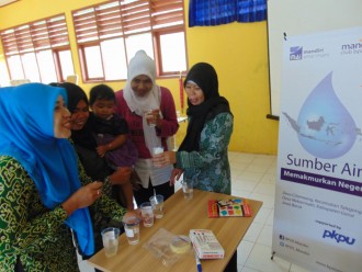 Edukasi Pengelolaan Air oleh Kader Berdaya PKPU, di SMPN 2 Talegong, Desa Mekarmukti, Kabupaten Garut, Jawa Barat,  jumat (7/10/2016). (Doni/Putri/PKPU)