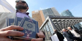 Muslim membagi-bagikan Al-Quran di Eropa. (islammemo.cc)