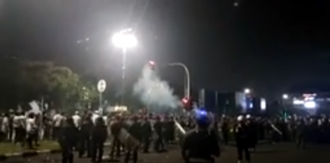 Polisi menembakan gas air mata ke arah peserta aksi. (IST)