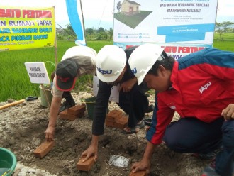 Simbolisasi peletakan batu pertama pembangunan 10 rumah relokasi bagi warga terdampak banjir Garut. Kamis (3/11). (Deni/Putri/PKPU)