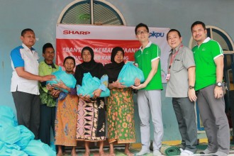 PKPU bersama PT. SHARP Electronics Indonesia membagikan paket bantuan sembako kepada 100 KK terdampak banjir di Dusun Tenjojaya, Desa Telukbuyung, Kecamatan Pakisjaya, Kabupaten Karawang. (Riana/Putri/PKPU)