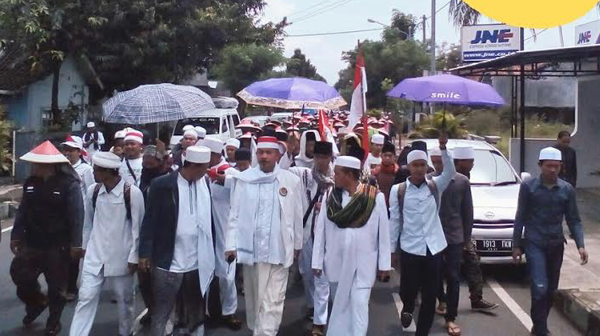 Ribuan warga Ciamis, Jawa Barat melukan aksi jalan kaki menuju Monas, Jakarta. (jpnn.com)