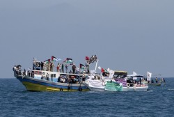 Bendera Palestina dikibarkan pada pelabuhan kota Gaza untuk menyambut Freedom Flotilla. (Getty Images)