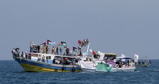 Bendera Palestina dikibarkan pada pelabuhan kota Gaza untuk menyambut Freedom Flotilla. (Getty Images)