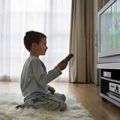 Seorang anak menonton televisi (republika.co.id)