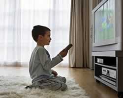 Seorang anak menonton televisi (republika.co.id)