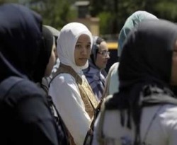 Imane Boudlal mengenakan jilbab putih (AP)