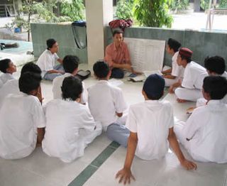 Ilustrasi - Mentoring keislaman di sebuah masjid sekolah. (flickr.com/array064)