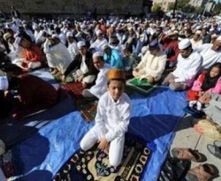 Warga muslim di New York saat melakukan shalat Idul Fitri di Masjid Baitul MaMur di Brooklyn, New York, 20 September 2009. Di kota New York diperkirakan terdapat kurang lebih 600.000 warga muslim.  (AFP)