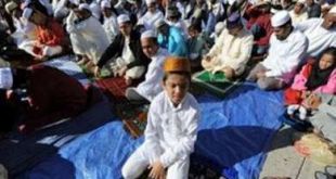 Warga muslim di New York saat melakukan shalat Idul Fitri di Masjid Baitul Ma\'Mur di Brooklyn, New York, 20 September 2009. Di kota New York diperkirakan terdapat kurang lebih 600.000 warga muslim. (AFP)